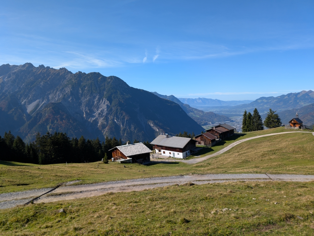 Mayen dominant la vallée